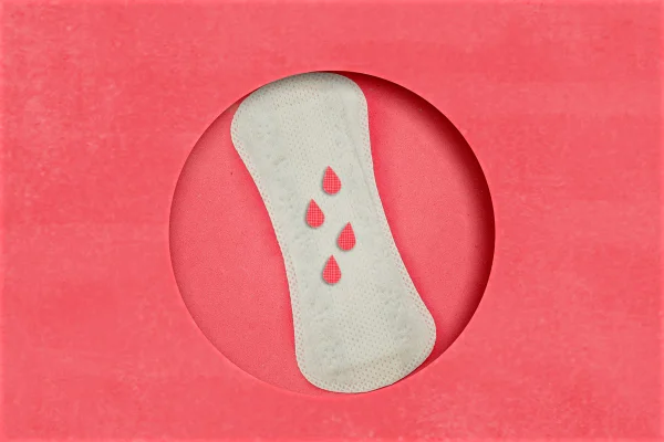 Tampões menstruais e absorventes em bolsa cosmética. Hora da menstruação. Higiene e proteção. Metrópoles