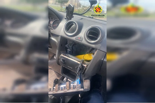 Imagem colorida mostra compartimento de carro onde cocaína era escondida pelo motorista que transportava a droga - Metrópoles