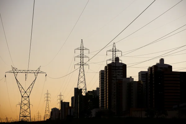 Conta de luz cairá 5,92% em abril por cobrança indevida em Angra 3