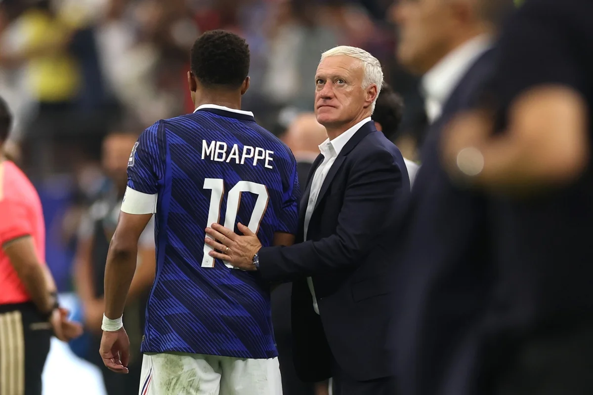 Kylian Mbappé junto com o treinador Didier Deschamps Kylian Mbappé junto com o treinador Didier Deschamps