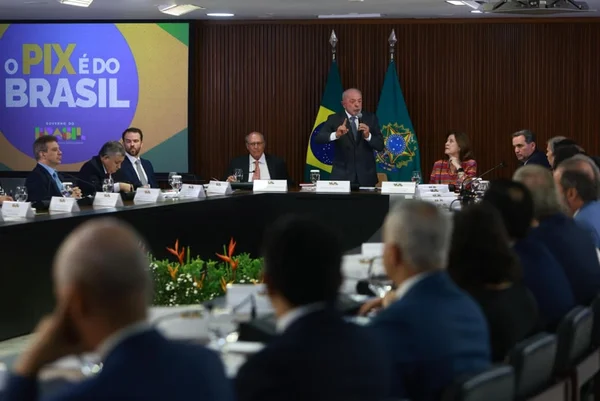Em reunião, Lula faz gesto a Messias e manda indireta a ex-ministros