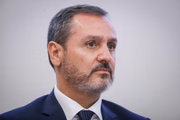 Diretor-geral-da-Policia-Federal-Andrei-Rodrigues-fala-em-coletiva-apos-a-PF-deflagrar-a-Operacao-Sem-Desconto-que-investiga-sobre-cobrancas-indevidas-pensionistas-e-aposentados-do-INSS-Metropoles- CPMI: mirando irmão de Lula, senador quer convocar diretor da PF