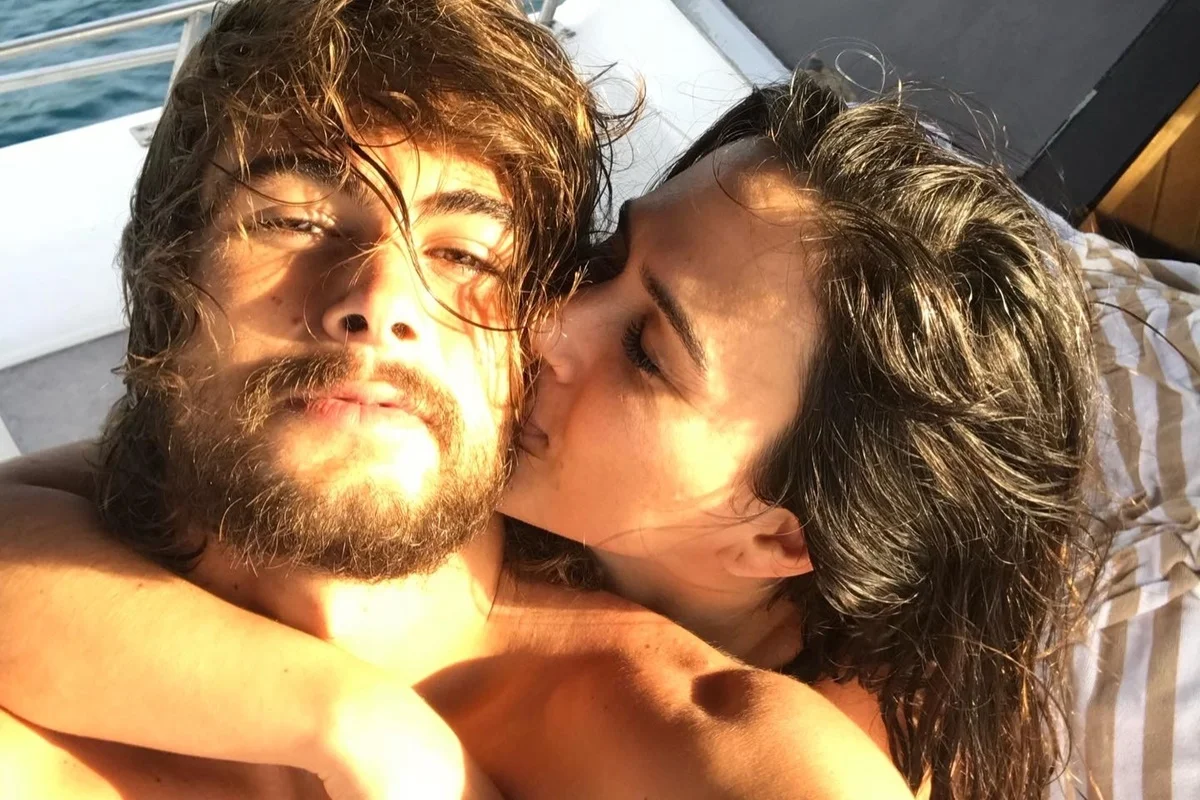 Tatá Werneck dá um beijinho em Rafa Vitti Tatá Werneck dá um beijinho em Rafa Vitti