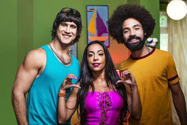 Foto colorida do elenco de Vai Que Cola - Metrópoles