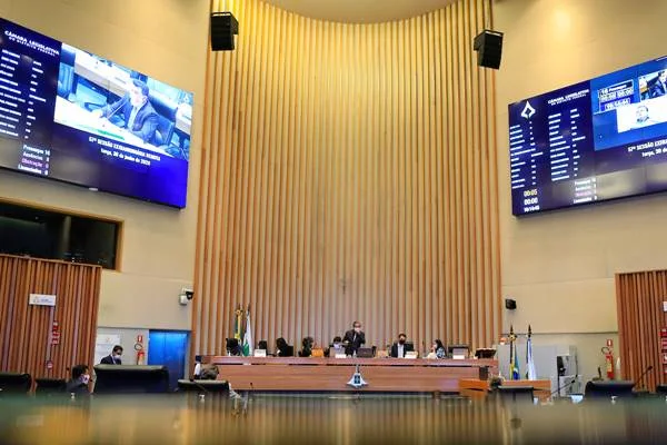 Fotografia colorida de plenário de Câmara Legislativa