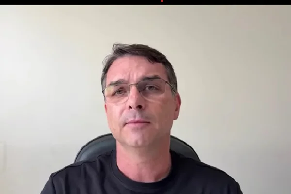 Imagem colorida de Flávio Bolsonaro em live em confeitaria - Metrópoles