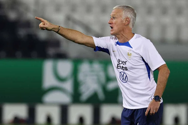 Treinador da França Didier Deschamps gritando com os jogadores
