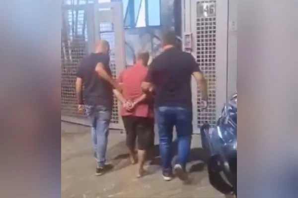 Imagem colorida mostra momento em que homem acusado de estuprar neta é preso. Metrópoles
