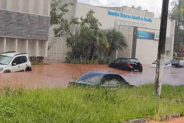 Vídeo: corredores e estacionamento do Hmib alagam após forte chuva