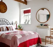O destaque de um dos quartos é a cabeceira de cama pra lá de elegante, outro achado de lojas de antiguidades locais