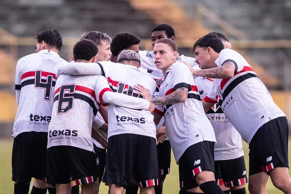 Imagem colorida da equipe do São Paulo na Copinha -Metrópoles