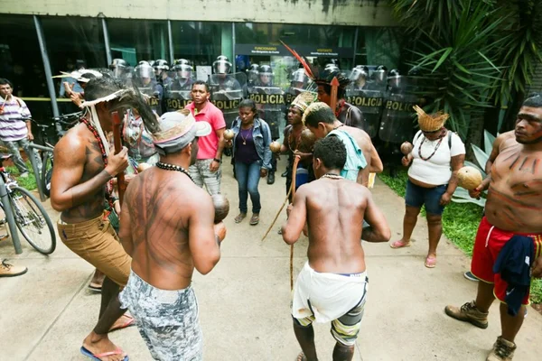 Índios tentam invadir Câmara dos Deputados e são impedidos pela PM