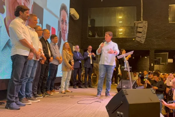 Imagem colorida de Tarcísio de Freitas em palco de igreja. Metrópoles