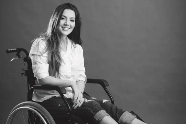 Vítima de erro médico, jovem lança livro sobre vida de cadeirante