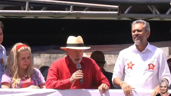 Lula discursa em comício no Ceará