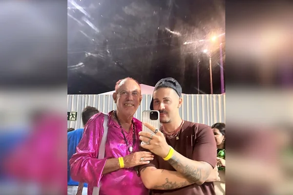 dois homens lado a lado
