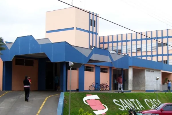 Imagem colorida de fachada da Santa Casa de Itararé. Metrópoles