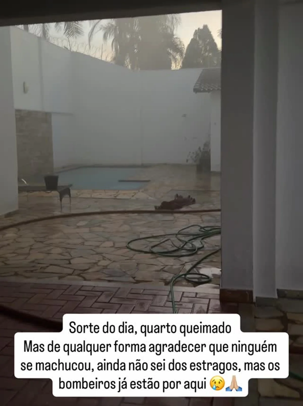 Com lágrimas nos olhos, filho de Regis Danese mostra casa incendiada Com lágrimas nos olhos, filho de Regis Danese mostra casa incendiada