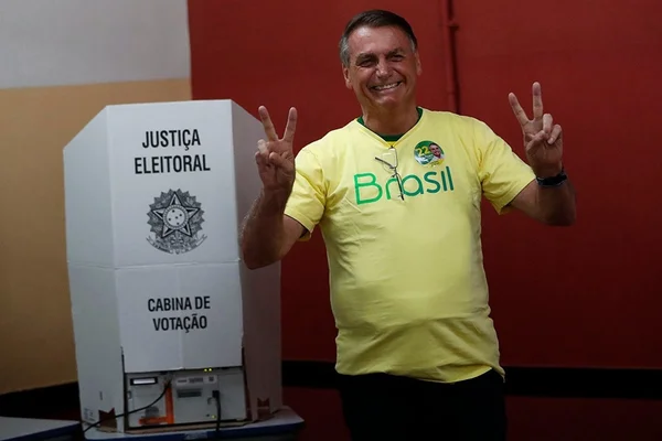 Bolsonaro vota no Rio de Janeiro pelo segundo turno