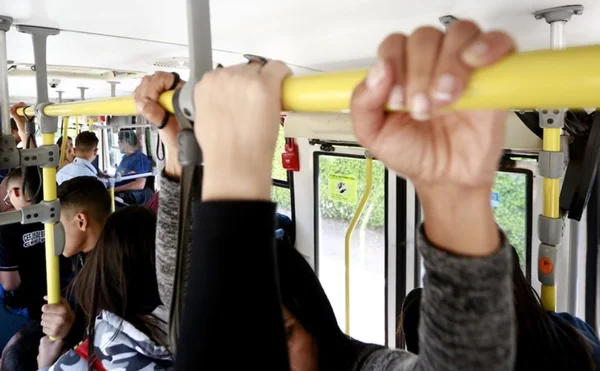 Vídeos. Passageiros levam banho de chuva em ônibus com goteiras no DF
