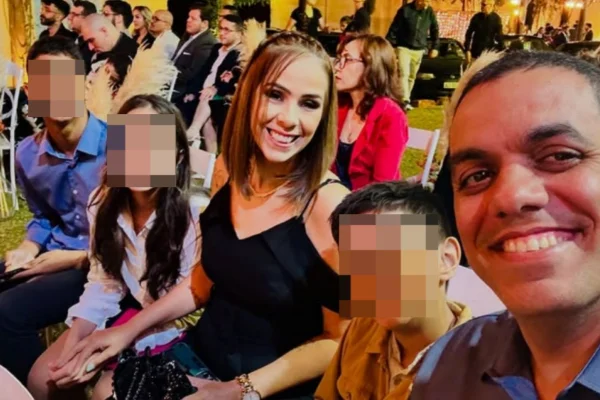 Imagem colorida de Amanda com a família e com os rostos das três crianças borrados. Metrópoles