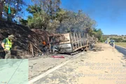 Bombeiros usaram areia para criar barreiras na canaleta pluvial e tentar conter os rejeitos químicos que escorriam em direção a um córrego próximo à rodovia Bombeiros usaram areia para criar barreiras na canaleta pluvial e tentar conter os rejeitos químicos que escorriam em direção a um córrego próximo à rodovia