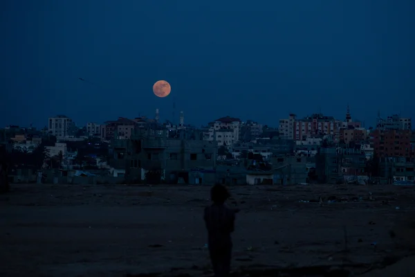 Lua de Morango: imagens mostram o espetáculo visto ao redor do mundo - destaque galeria