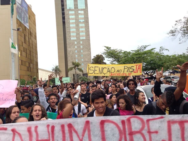 Por isenção da taxa do PAS, estudantes entram em confronto com a PM