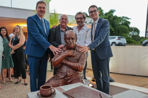 Estátua de bronze de Oscar Niemeyer é inaugurada na Casa de Chá