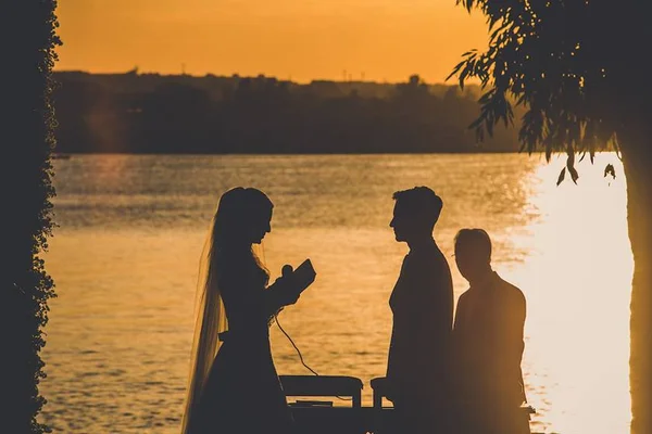 Bárbara Vallim e Vinícius Santa Rosa se casam ao pôr do sol no Lago