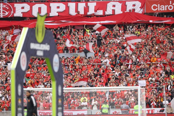 Foto colorida da torcida do SC Internacional, no estádio Beira-Rio, antes de um jogo contra o Grêmio em 2023 - Metrópoles