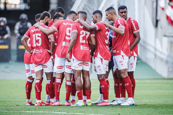 Jogadores do América de Natal se reúnem antes da bola rolar para a partida contra o Imperatriz pelas oitavas da Série D