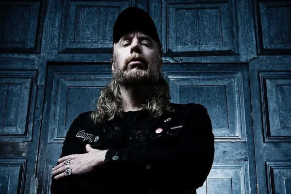 Foto colorida do cantor Tomas Lindberg - Metrópoles