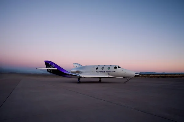 Imagem colorida mostra VSS Unity é a nave da Virgin Galactic que fará a primeira missão científica da empresa - Metrópoles