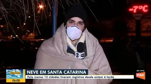 Repórter aparece ao vivo enrolado em cobertor e viraliza na internet