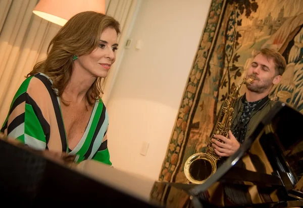 Auristela Constantino presenteia amigos com recital em seu aniversário