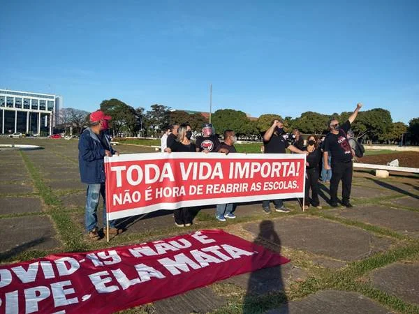 DF: grupos fazem protesto na Praça do Buriti contra retomada de atividades - imagem 4 DF: grupos fazem protesto na Praça do Buriti contra retomada de atividades - imagem 4