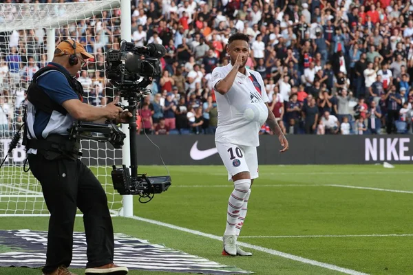 Após golaço, Neymar lamenta xingamentos da torcida do PSG: “É triste”
