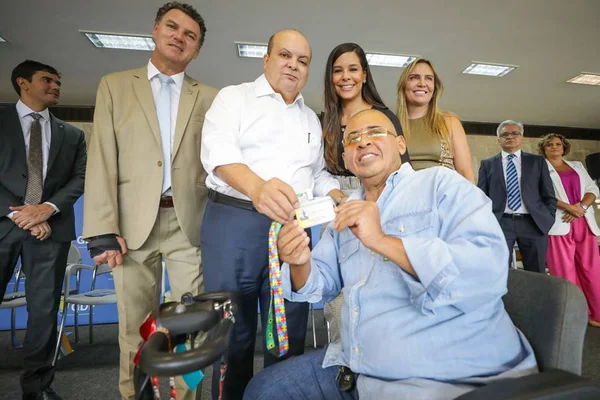 Ibaneis entrega Carteira de Identificação para pessoas com deficiência
