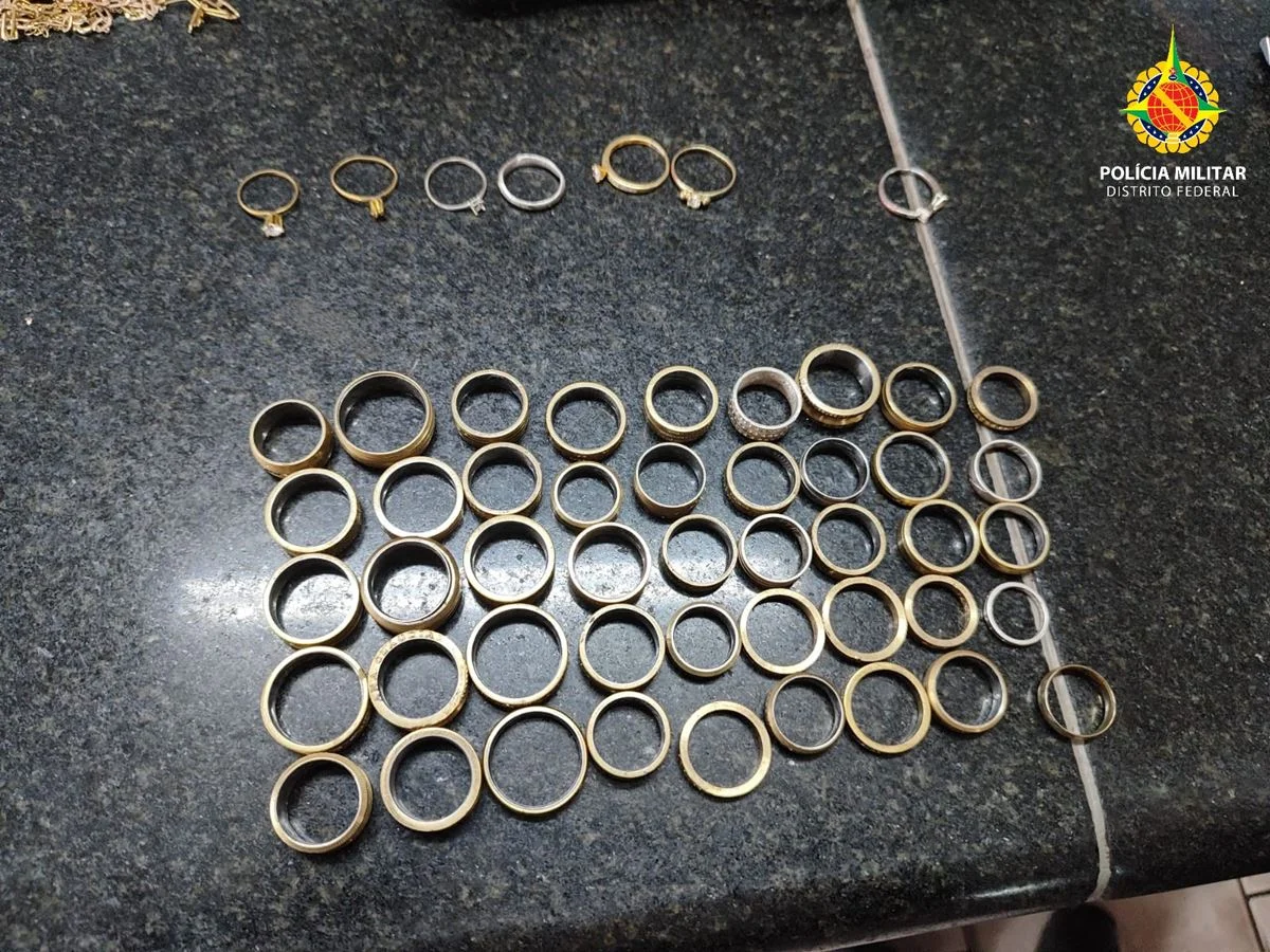 Homem é preso após assaltar joalheria e fazer dois reféns no DF Homem é preso após assaltar joalheria e fazer dois reféns no DF