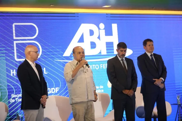 governador ibaneis rocha durante assinatura da área de segurança especial