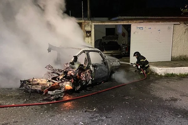 Imagem colorida mostra Cilindro de GNV explode carro em Maceió - Metrópoles