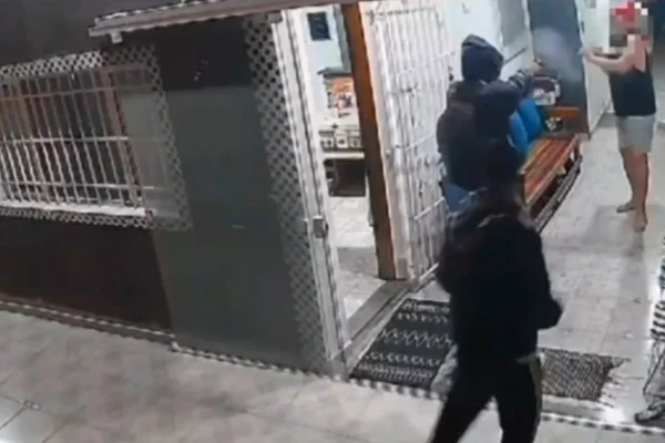 Imagem colorida mostra bandido dando um tiro em um homem no litoral de São Paulo - Metrópoles