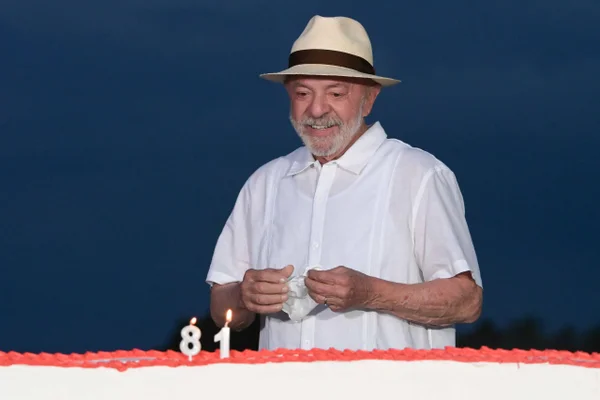 O presidente Luiz Inácio Lula da Silva apaga as velas do bolo e se emociona durante a comemoração de seu aniversário de 81 anos, no Palácio da Alvorada metropoles 1