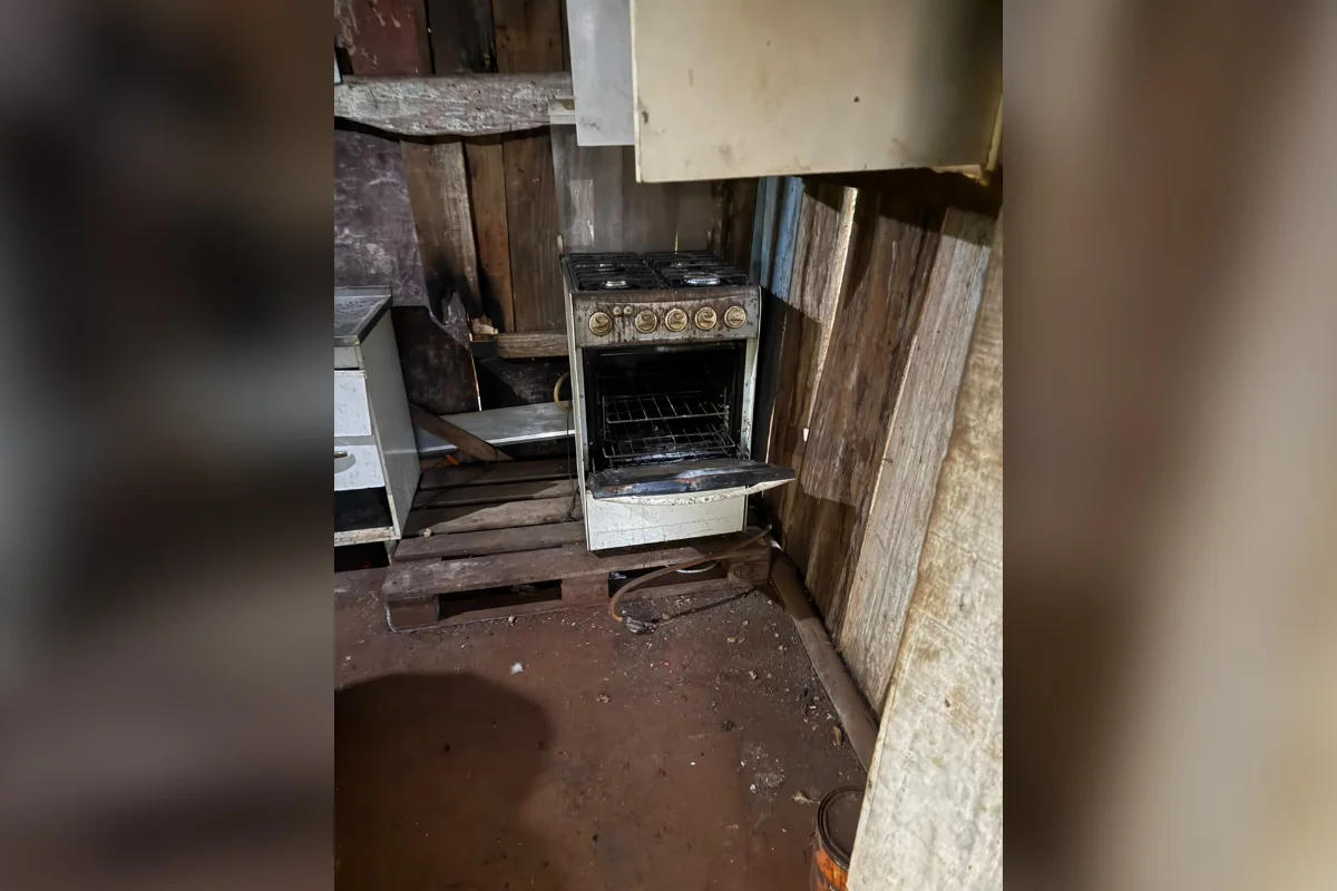 PF resgata homem de 74 anos que trabalhava de graça e vivia com animais - imagem 4 PF resgata homem de 74 anos que trabalhava de graça e vivia com animais - imagem 4