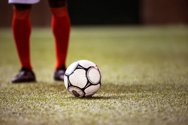 Foto colorida de uma bola de futebol - Metrópoles