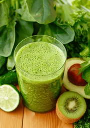 Lanche da tarde: suco verde com espinafre, abacaxi, pepino e gengibre
