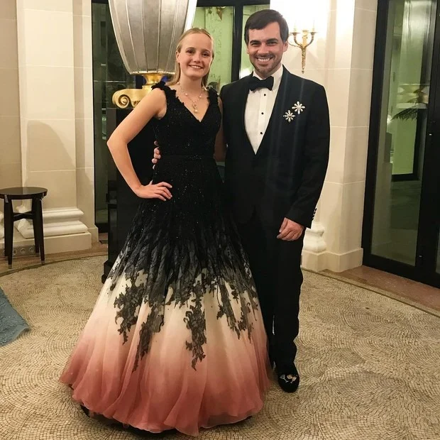 Quem também debutou foi Maria Pia de Orleans e Bragança de Jong, filha da princesa de Orleans e Bragança. Ela vestiu um elegante modelo do estilista paulista Sandro Barros
Quem também debutou foi Maria Pia de Orleans e Bragança de Jong, filha da princesa de Orleans e Bragança. Ela vestiu um elegante modelo do estilista paulista Sandro Barros