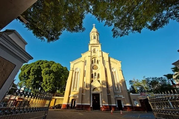 Imagem colorida de igreja onde padre pediu para que fiéis não venham com alianças - Metrópoles