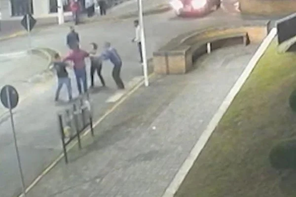 Câmera flagra ataque racista que terminou em agressões em SC